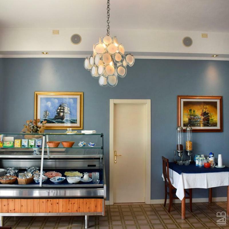 Hotel Gattuccio Чезенатико Екстериор снимка